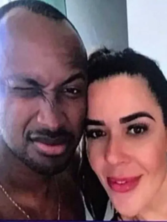 Imagem de Thiaguinho com morena