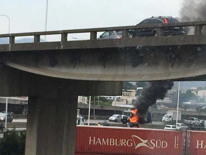Caminhão em chamas atrapalha o trânsito no sentido Niterói da Ponte Rio - Niterói