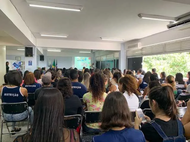 Alunos na palestra de Yghor Santos sobre a prática do nutricionista na pré-concepção ao 1°ano de vida