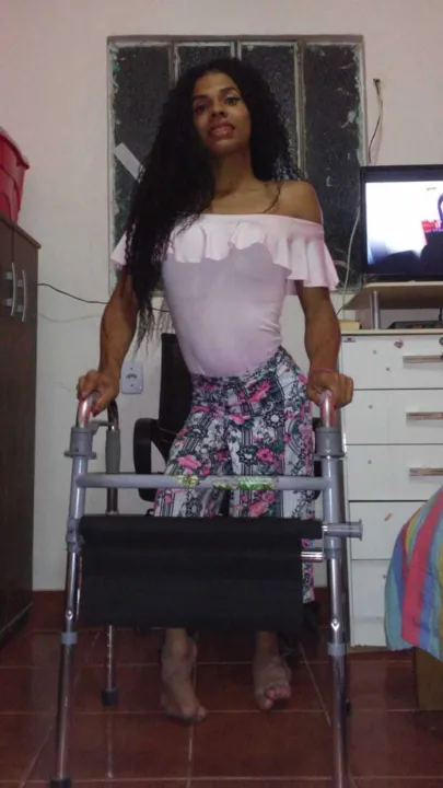 Luana Rayalla tem uma deficiência nas pernas e atualmente trabalha na UFF. 