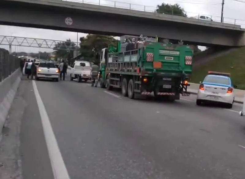 Imagem ilustrativa da imagem Motoristas se assustam com tiroteio na BR e voltam na contramão
