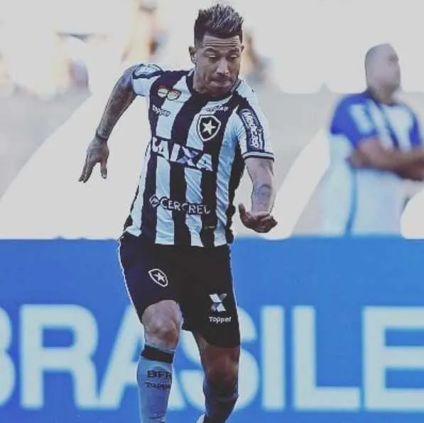 O Botafogo quer aliviar a folha salarial e abrir espaço para buscar novos reforços