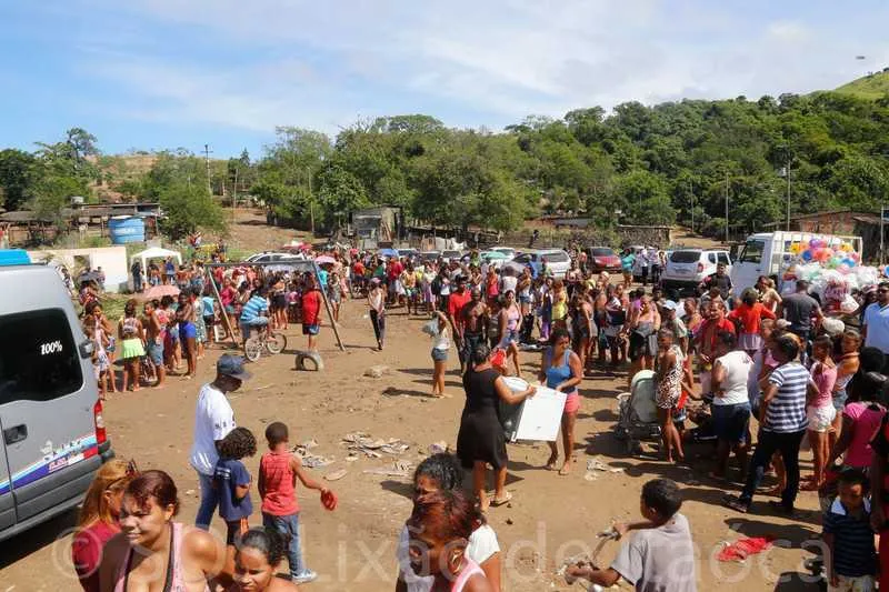 O projeto arrecada alimentos e brinquedos para moradores do local