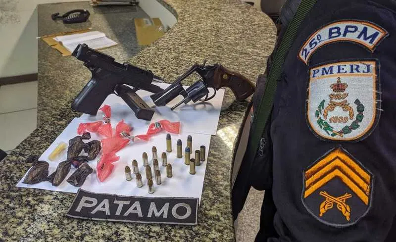 Um celular, uma pistola, 11 munições e seis pinos de cocaína foram apreendidos