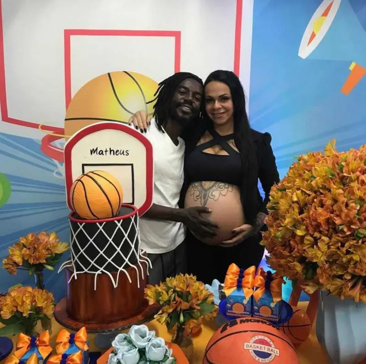 Jonathan comemora chá de bebê de Matheus Gabriel com sua amiga e mãe da criança 