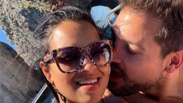 Ariadna curte viagem com novo amor 