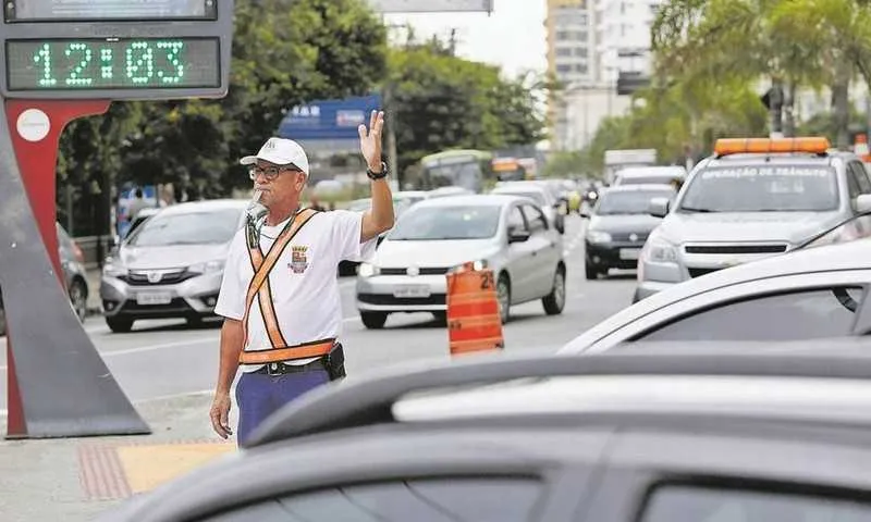 Agentes da Nittrans orientam os motoristas 