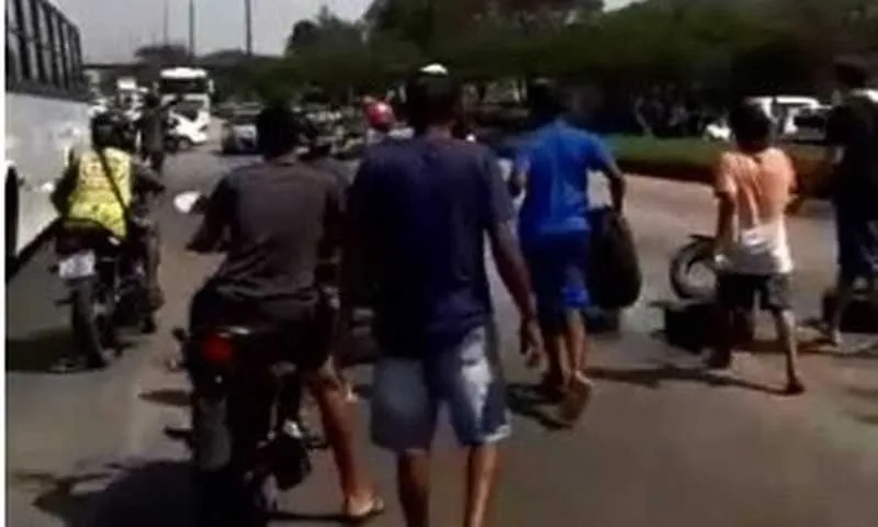Policiais tentaram reabrir a via,mas os manifestantes voltaram a interditá-la