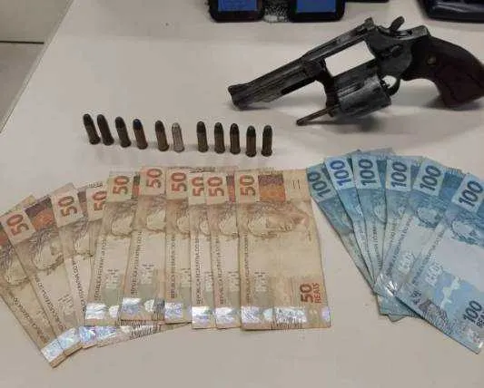 Os suspeitos foram encontrados com um revólver Taurus, calibre 38, além de munições e R$ 11 mil em espécie