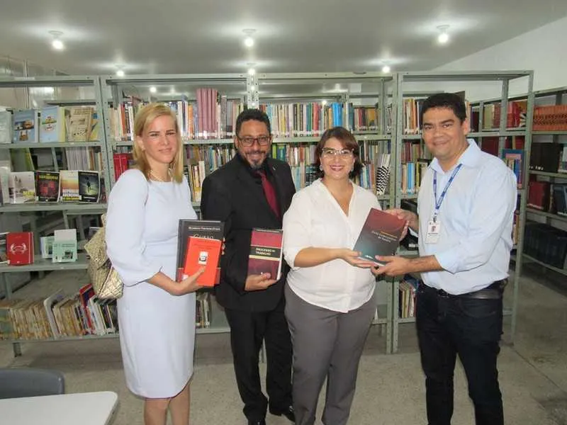 São mais de 300 livros jurídicos