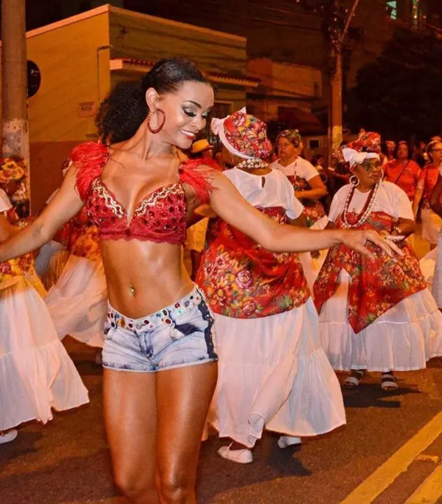 Imagem ilustrativa da imagem Anny Alves esbanja simpatia em ensaio de rua da Porto da Pedra