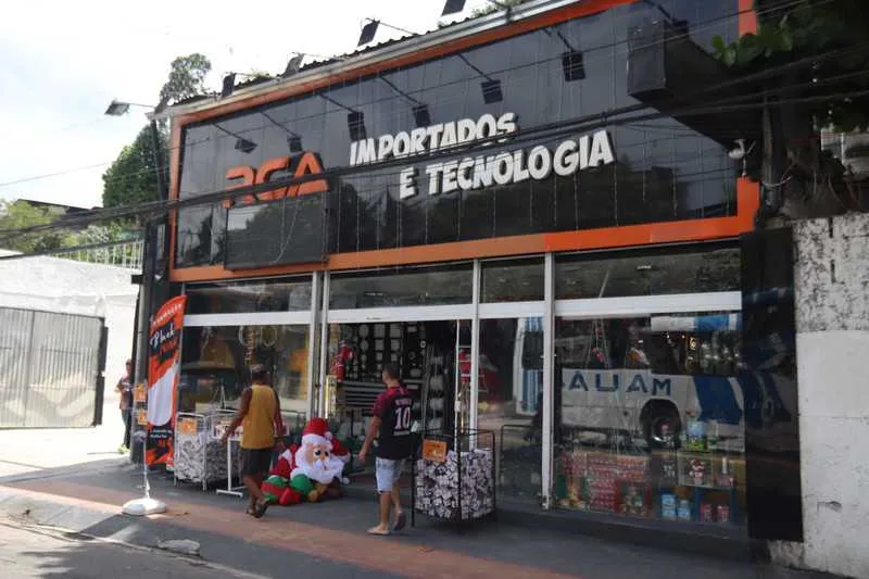 Comerciante colocou iluminação em frente a sua loja 