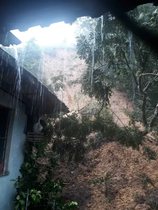 Uma das casas atingidas por deslizamentos em Rio Bonito