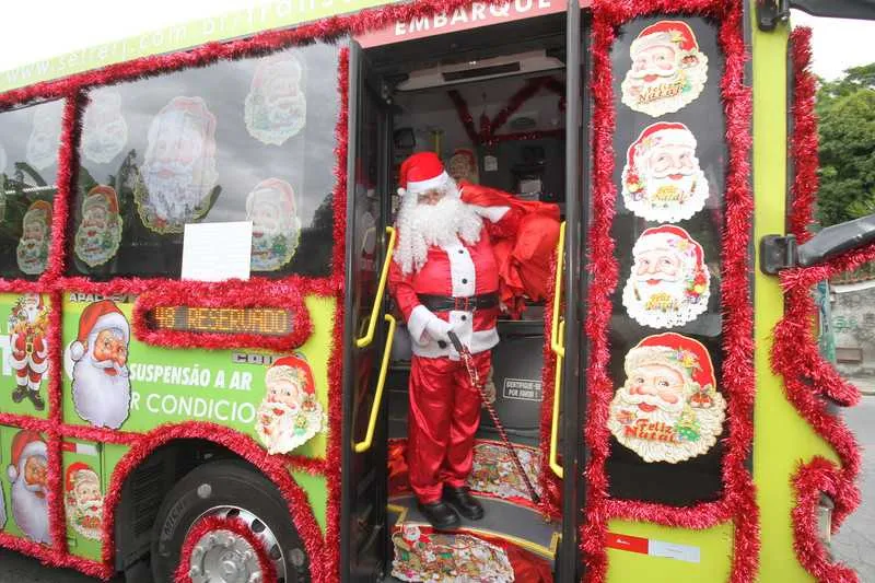 Imagem ilustrativa da imagem Ônibus enfeitado com decorações natalinas leva alegria aos passageiros