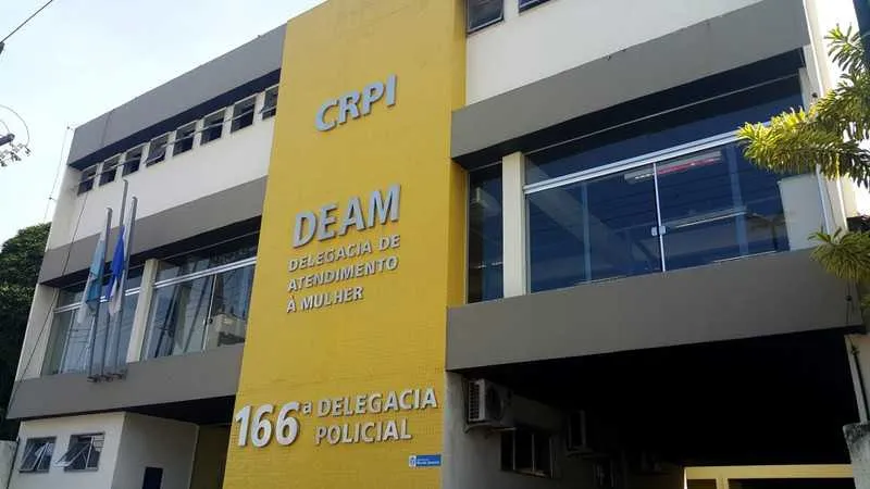 Segundo a PM, Peixe e Juninho estão envolvidos com o tráfico de drogas da região