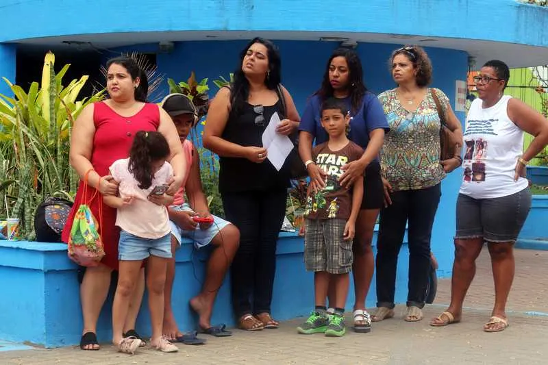 Pais e responsáveis denunciam falta de professores de apoio para seus filhos, matriculados na rede municipal de ensino