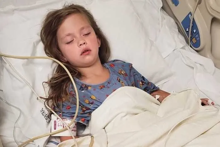 Celeste passou por uma cirurgia de duas horas para fechar o buraco na garganta