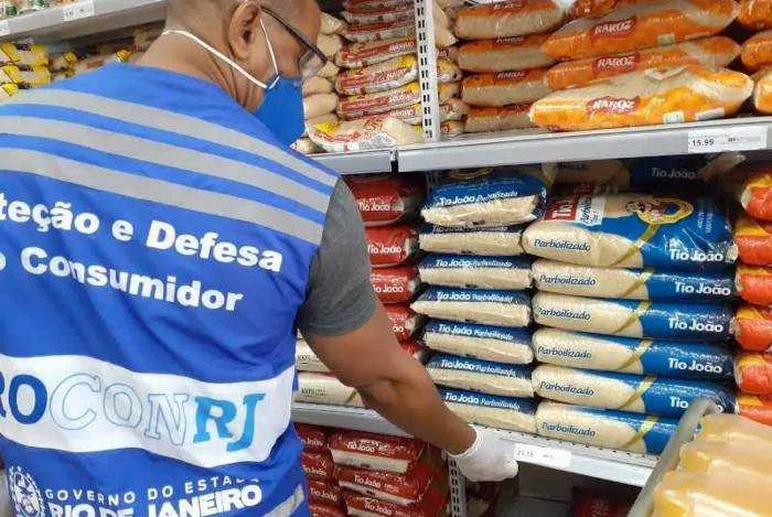 Procon do Rio autua supermercados por abuso de preços em alguns produtos