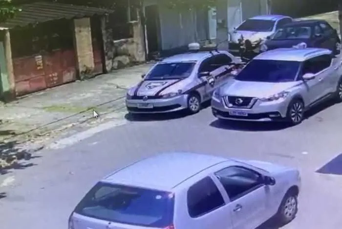 A ação foi flagrada pelas câmeras de vigilância de uma rua em Ramos, Zona Norte do Rio 