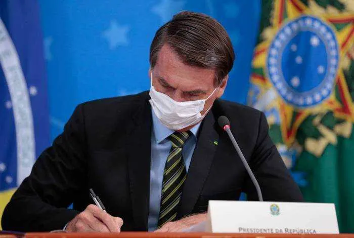 Bolsonaro assinou medida provisória que autoriza que contratos de trabalho e salários sejam suspensos por 4 meses