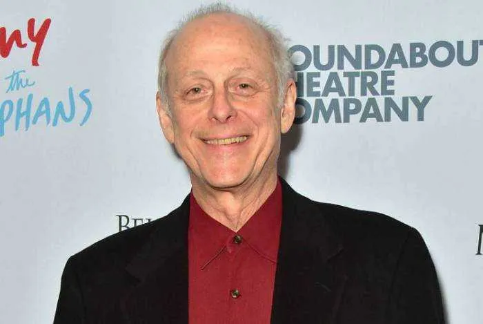 Recentemente, o ator estrelou a série da Netflix "You" como Sr. Mooney