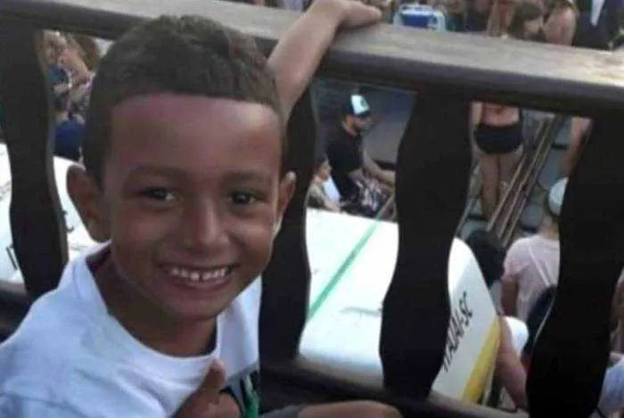 Arthur Esperança, menino de cinco anos atingido por uma bala perdida 