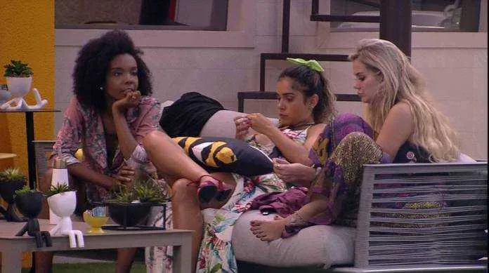 As sisters 'brincaram sobre 'asfixiar' e 'enterrar' Babu na grama da casa. 