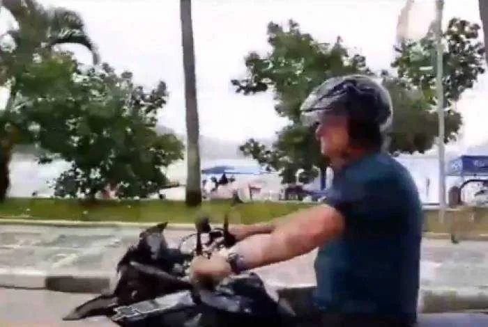 Jair Bolsonaro utilizou o capacete solto na cabeça