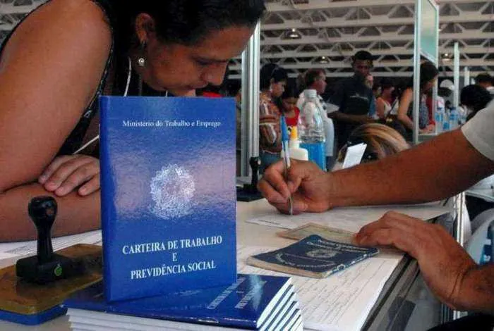 Imagem ilustrativa da imagem Bolsonaro decide aumentar o salário mínimo para R$ 1.039