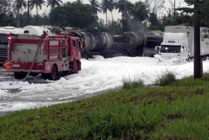 O incêndio atingiu sete caminhões-tanque próximos à Reduc