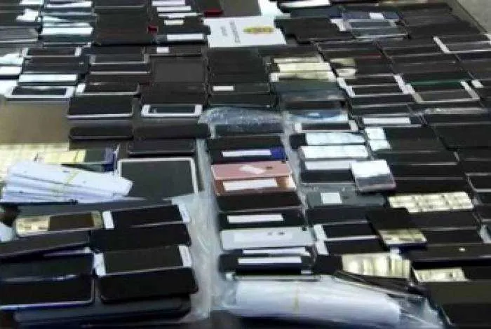 Na quarta-feira, um grupo de senegaleses foi preso com 67 celulares