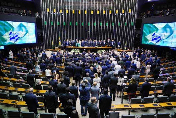 O decreto que impede aglomerações de pessoas é contestado pelos parlamentares