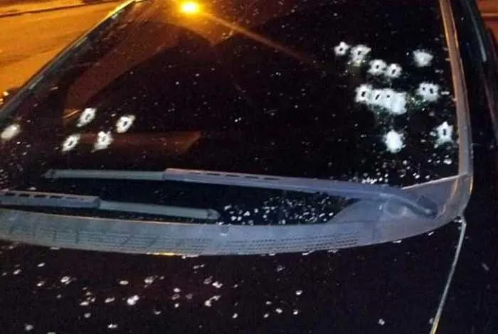 Carro em que o político estava foi alvejado por vários tiros