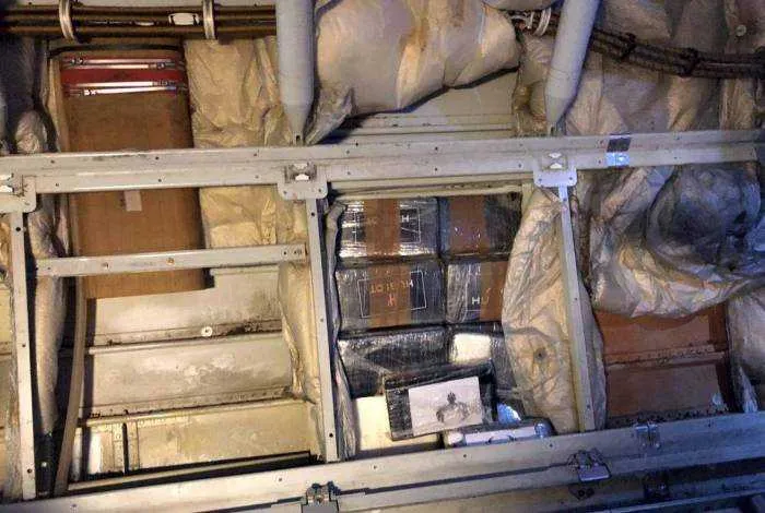 Foram encontrados na fuselagem do avião 59 tabletes de cocaína