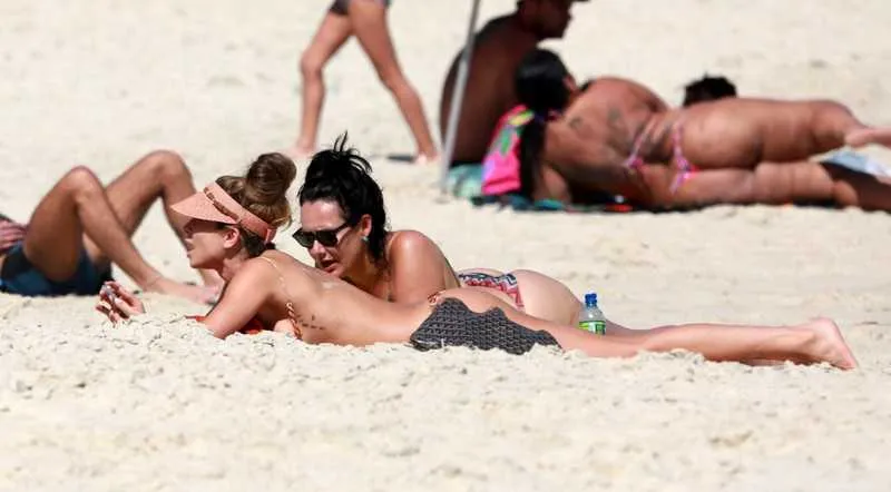 A musa aproveitou a folga e foi à praia 