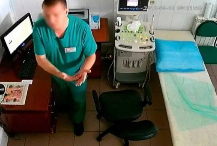 O médico foi demitido da clínica onde trabalhava e teve a licença cassada