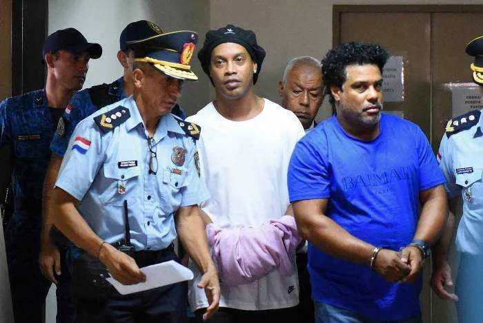 Ronaldinho Gaúcho e o seu irmão, Assis, estão presos no Paraguai
