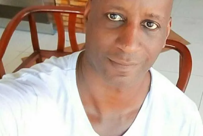 O jornalista faz vários ataques à imprensa e personalidades da militância negra