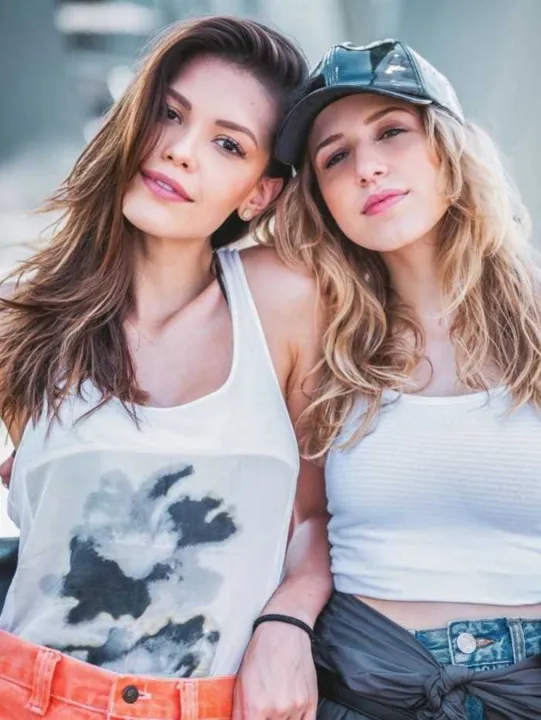 Vitória Strada e Marcella Rica estão namorando 