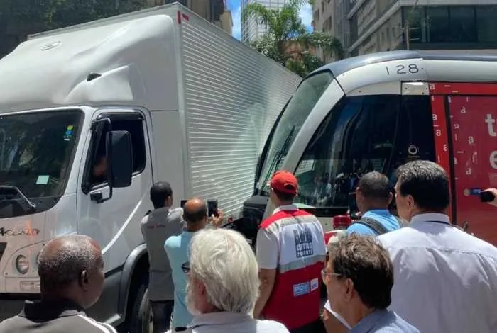 O acidente aconteceu na Avenida Rio Branco, na altura da Rua Visconde de Inhaúma