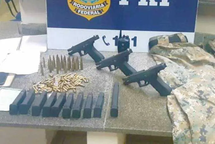 Imagem ilustrativa da imagem PRF prende homens ligados à milícia do RJ com armas e munições