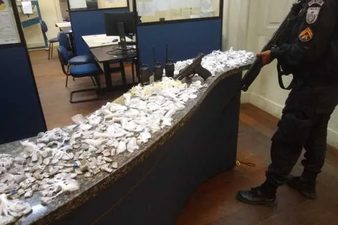Os presos e o material apreendido foram levados para a 76ªDP (Centro). 