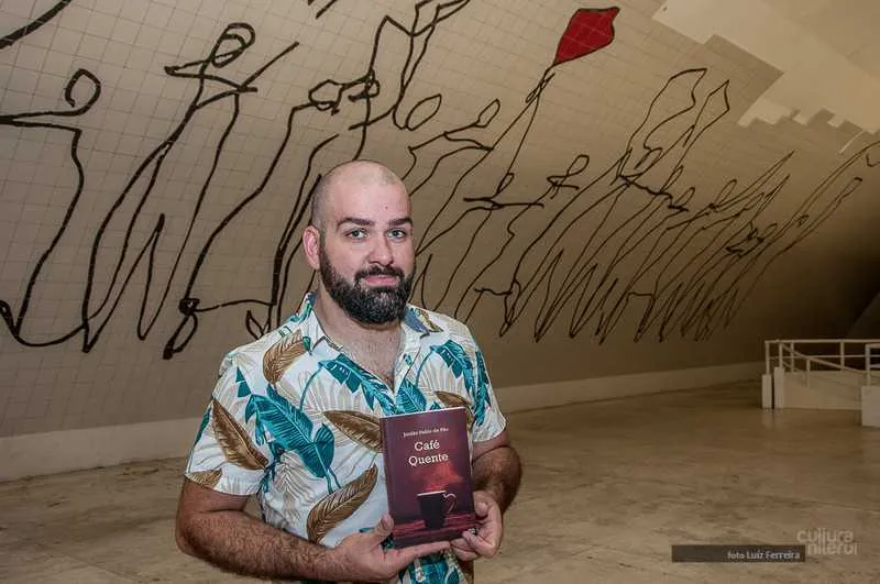 Imagem ilustrativa da imagem Escritor autografa livro 'Café Quente' no Restaurante Popular de Niterói
