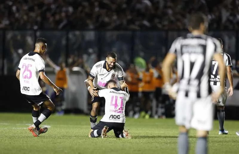 A equipe da colina abriu o placar logo aos 7 minutos