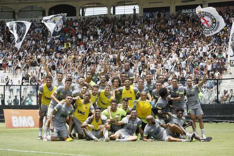 Jogadores posam para foto no último treino da temporada