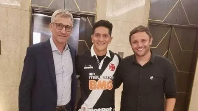 Cano posa ao lado de Alexandre Campello e do diretor de futebol André Mazzuco