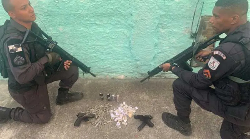 Duas pistolas foram apreendidas