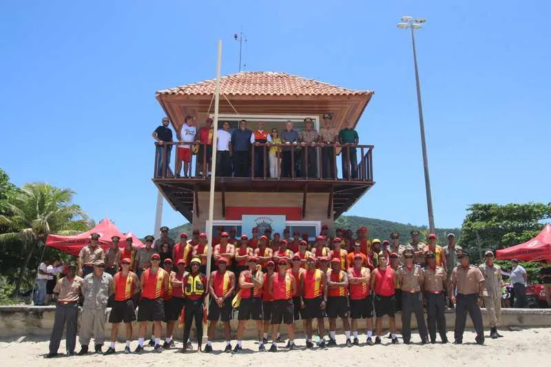 Equipamentos foram entregues pela Prefeitura ao Corpo de Bombeiros. Em 2019, foram feitos mais de 13 mil salvamentos nas praias da orla

 