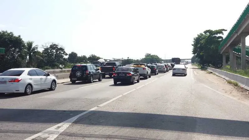 Motoristas já encontram engarrafamento na BR-101, na altura de Jardim Catarina