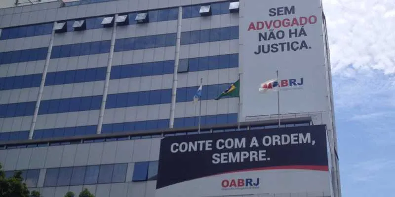 Saia não pode estar  5 centímetros acima do joelho